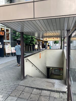 出口を出て、すぐにUターンいただき、メイフィス名駅ビルを左手にして、直進していただきます。隣のビルが当院ビル(名駅エフワンビル)になります。